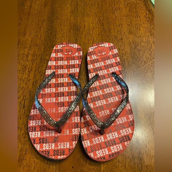 MLB Cincinnati Reds flip-flops. I am guessing on the size, between 6-7 - Picture 4 of 11